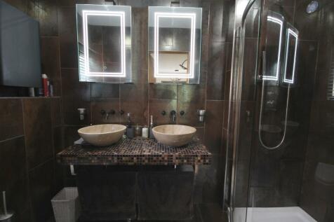 GB Ensuite.JPG
