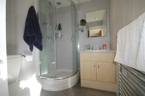 R Ensuite bed 3.JPG