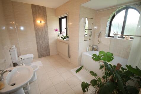 LO Bathroom.JPG