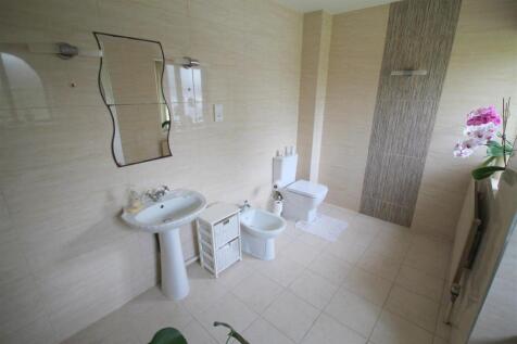 LO Bathroom i.JPG