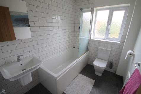 EL Bathroom.JPG