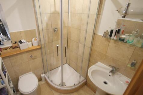 Ensuite shower room.JPG