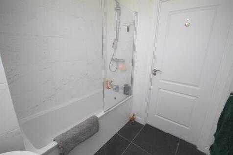JW Bathroom i.JPG