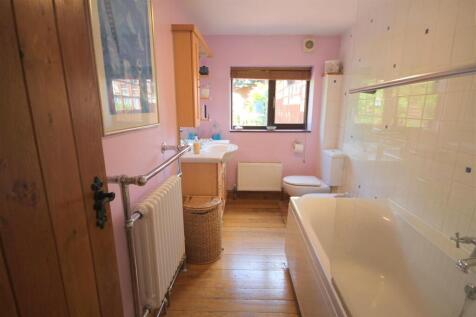 HL Bathroom i.JPG