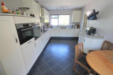LS Kitchen i.JPG