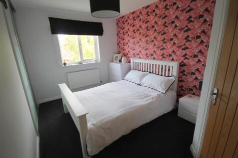 SW bedroom i.JPG