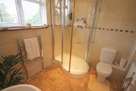 HR Ensuite ii.JPG