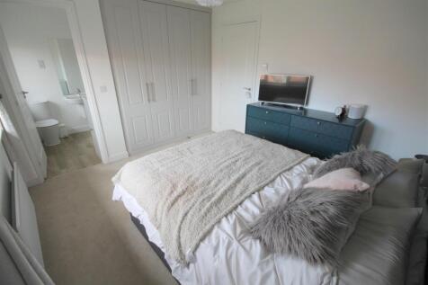 MR Bedroom 1i.JPG