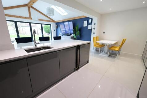 FC Kitchen Family Room ix.JPG