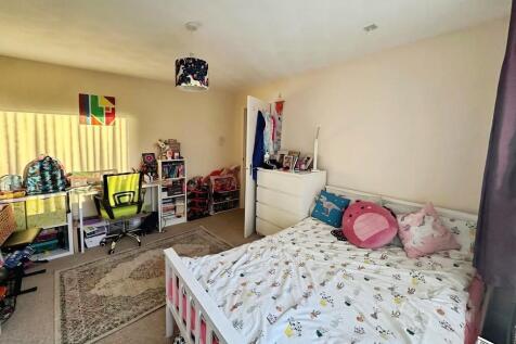 01cef9e8-Bedroom-...