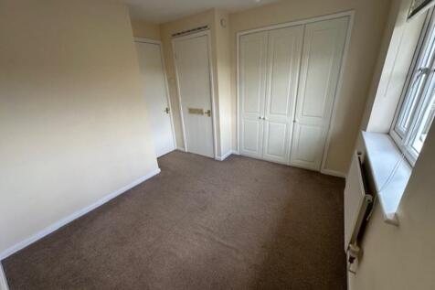 Front bedroom 2