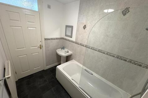 Bathroom 2.JPG