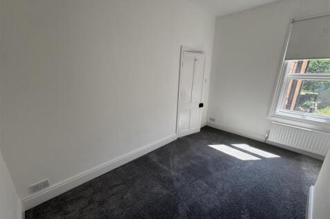 bedroom 1.JPG