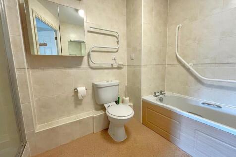 27 oaktree ct bathroom.jpg