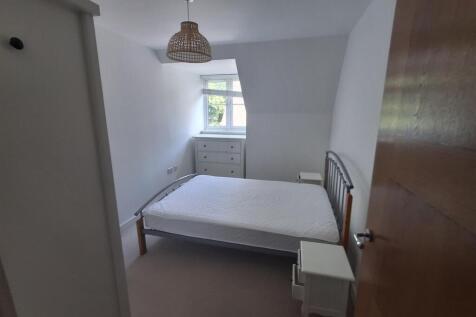 Bed 2.jpg