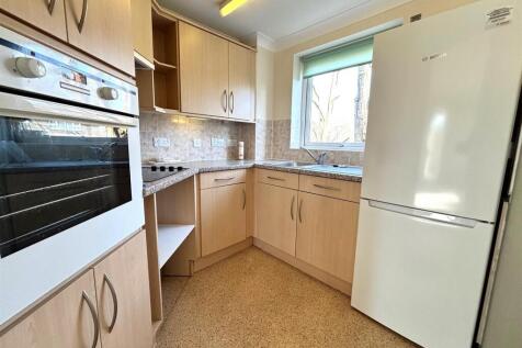 27 oaktree ct kitchen.jpg