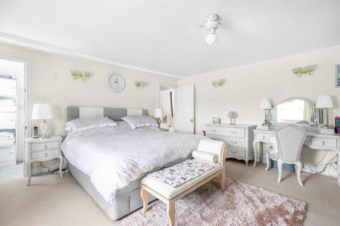 MAIN BEDROOM.jpg
