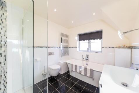 EN-SUITE BATHROOM.jpg