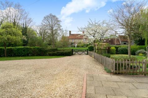 FORECOURT &amp; FARMHOUSE VIEW BEYOND.jpg