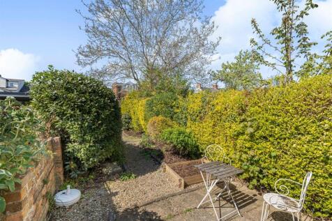 PRIVATE SUN TRAP GARDEN.jpg