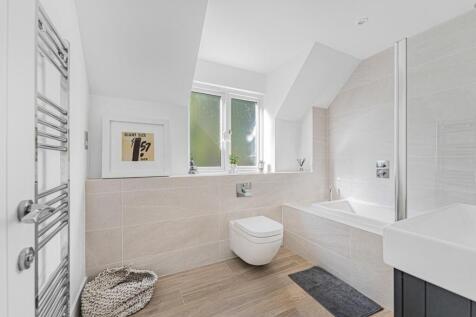 EN-SUITE BATHROOM.jpg
