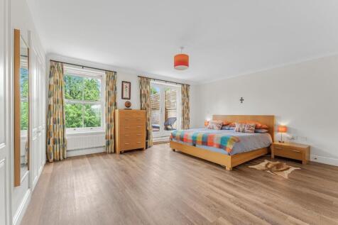 CAPACIOUS MASTER BEROOM SUITE.jpg