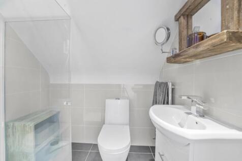 Top Floor En Suite.jpg