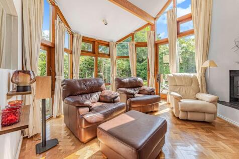 SITTING ROOM.jpg