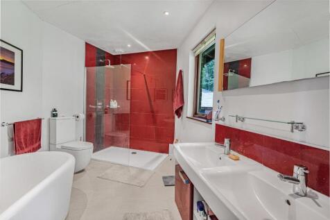 WELL APPOINTED FULL BATHROOM.jpg