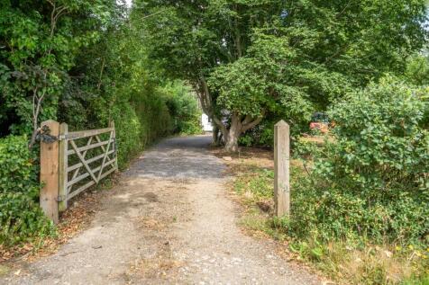 GATED SWEEPING DRIVEWAY.jpg