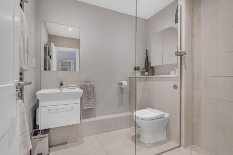 GROUND FLOOR MASTER BEDROOM EN-SUITE SHOWER ROOM.j