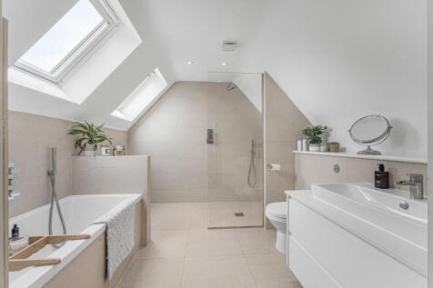 BEAUTIFULLY DETAIL PRINCIPAL FULL BATHROOM.jpg