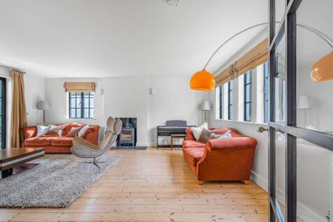 SITTING ROOM.jpg