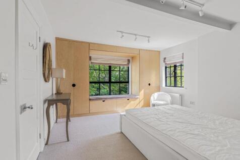 PRINCIPAL BEDROOM.jpg