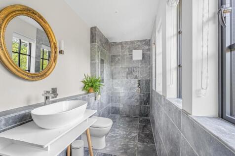 ENSUITE SHOWER ROOM.jpg