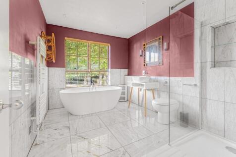 PRINCIPAL BATHROOM.jpg