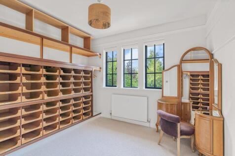 BEDROOM 4 or Dedicated dressing room.jpg