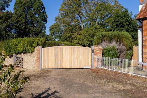 GATED ENTRANCE.jpg