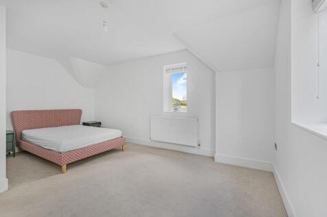 PRINCIPAL BEDROOM SUITE.jpg