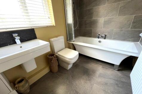 Bathroom (G.F.)