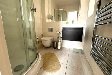 En-suite (bedroom 1)
