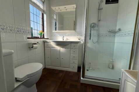 En-suite (bed 1)
