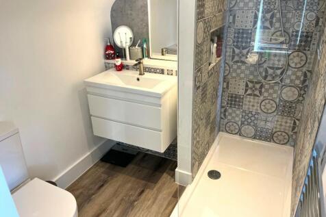 En-suite (bed 1)