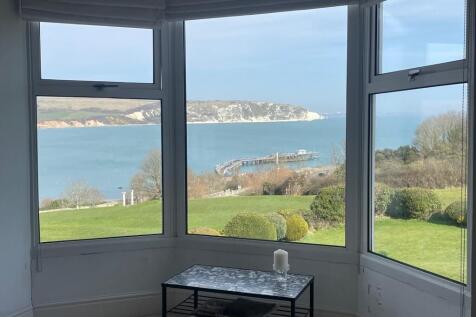 Lounge bay window