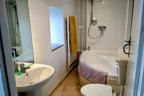 Bathroom (GF)