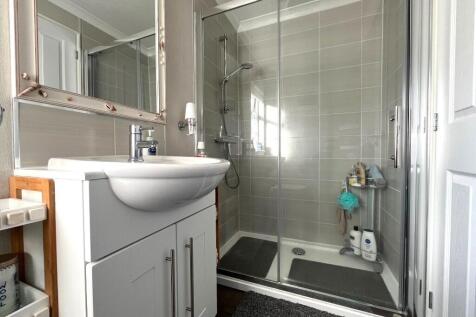 En-suite (bed 1)