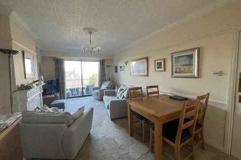 lounge/dining space