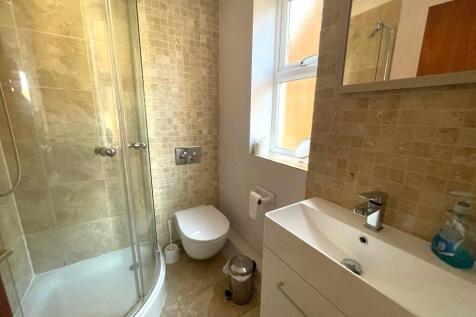 En-suite (bedroom1)