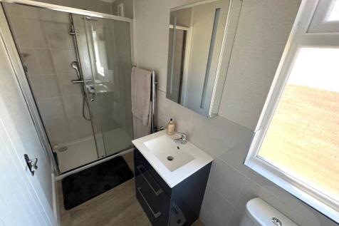 En-suite (bed 1)
