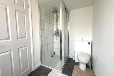 En-suite (bed 1)